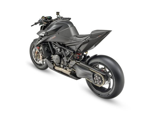 KTM 1390 Super Duke RR Track 2026 – Studio-Frontansicht auf Augenhöhe mit zentralem KTM-Ready-to-Race-Branding