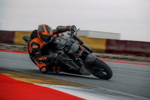 KTM 1390 Super Duke RR Track 2026 – Action-Szene mit Fahrer in tiefer Schräglage beim Kurvenanlieger auf der Rennstrecke
