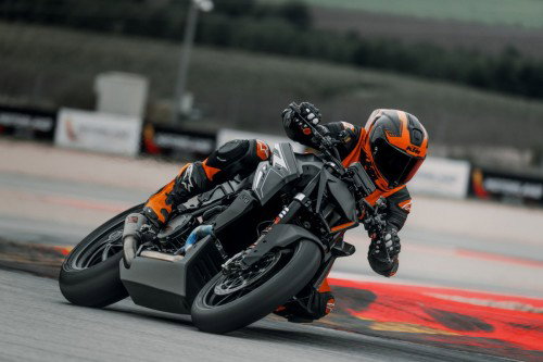 KTM 1390 Super Duke RR Track 2026 – Actionaufnahme auf der Geraden mit Fahrer in Hockposition und Dynamik-Motion-Blur