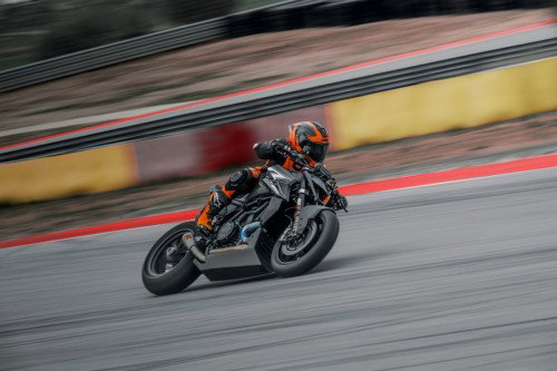 KTM 1390 Super Duke RR Track 2026 – Actionaufnahme beim Einlenken in eine Rechtskurve mit sichtbarem Akrapovic-Auspuff