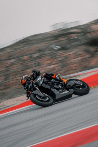 KTM 1390 Super Duke RR Track 2026 – Dynamische Fahrt auf der Rennstrecke mit Fahrer beim Beschleunigen aus der Kurve