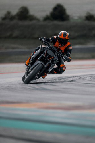 KTM 1390 Super Duke RR Track 2026 – Actionaufnahme aus der Heckperspektive mit Fahrer in tiefer Sitzposition