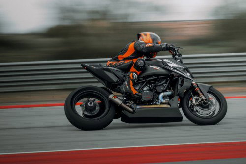 KTM 1390 Super Duke RR Track 2026 – Action-Seitenansicht bei voller Geschwindigkeit auf der Geraden