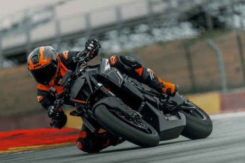 KTM 1390 Super Duke RR Track 2026 – Kurvenfahrt mit Fahrer in extremer Schräglage und sichtbaren Michelin-Slicks