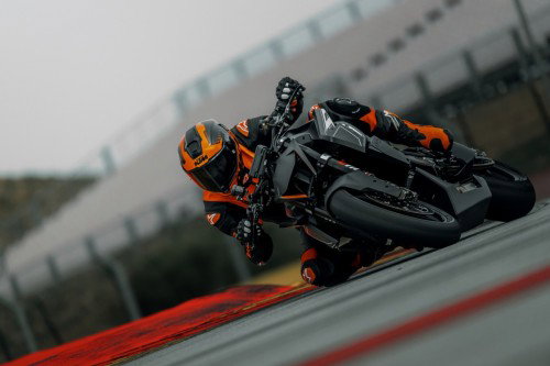 KTM 1390 Super Duke RR Track 2026 – Actionaufnahme beim Anbremsen in eine Kurve mit glühenden Brembo-Bremsscheiben