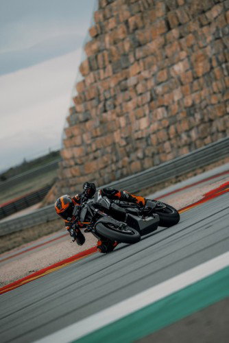 KTM 1390 Super Duke RR Track 2026 – Fahrerperspektive in Schräglage mit Fokus auf Magnesium-Vorderrad