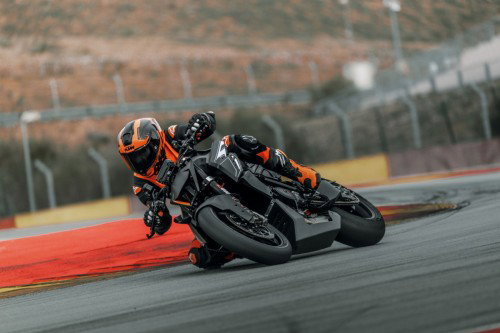 KTM 1390 Super Duke RR Track 2026 – Actionaufnahme aus dem Heck mit Fahrer beim Herausbeschleunigen