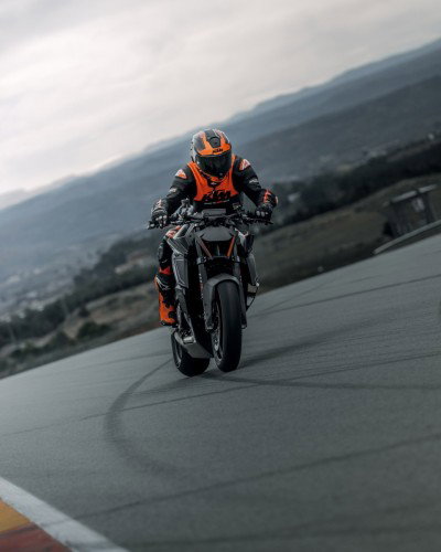 KTM 1390 Super Duke RR Track 2026 – Frontale Action-Perspektive mit Fahrer in tiefer Sitzposition
