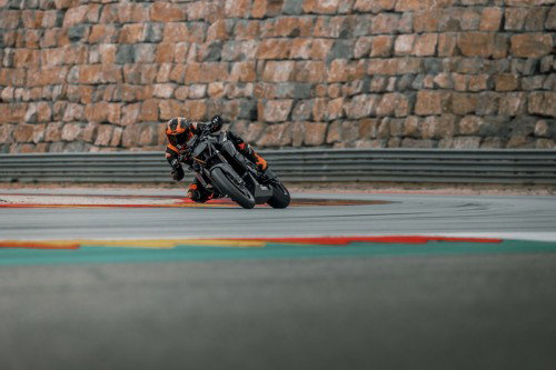 KTM 1390 Super Duke RR Track 2026 – Dynamische Kurvenfahrt mit Fahrer in voller Schräglage auf glattem Asphalt