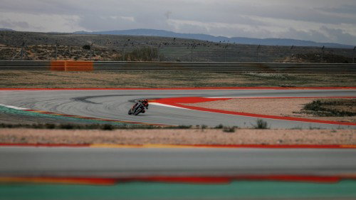 KTM 1390 Super Duke RR Track 2026 – Actionaufnahme mit Fahrer in 3/4-Frontansicht beim Durchfahren einer Schikane