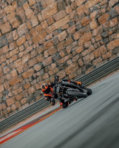 KTM 1390 Super Duke RR Track 2026 – Schräglage auf der Rennstrecke mit deutlich sichtbarem orangem Gitterrohrrahmen