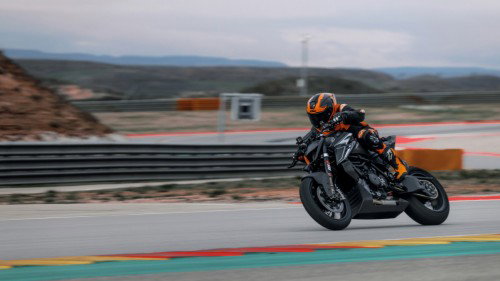KTM 1390 Super Duke RR Track 2026 – Actionaufnahme beim Herausbeschleunigen mit aufsteigender Front (Wheelie-Ansatz)