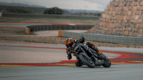 KTM 1390 Super Duke RR Track 2026 – Dynamische Seitenansicht auf der Rennstrecke mit Fahrer in voller Konzentration