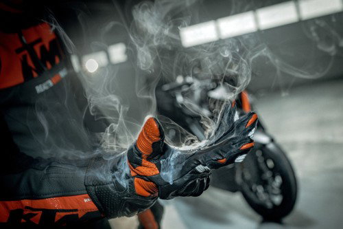 KTM 1390 Super Duke RR Track 2026 – Detailaufnahme des Akrapovic-Evolution-Line-Endschalldämpfers aus Titan