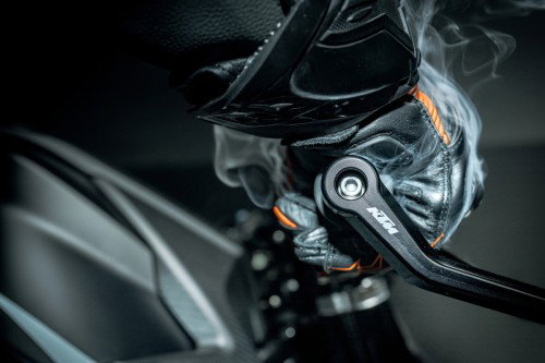 KTM 1390 Super Duke RR Track 2026 – Detailansicht der Brembo-GP4-MS-Monoblock-Bremssättel und 320-mm-Bremsscheibe