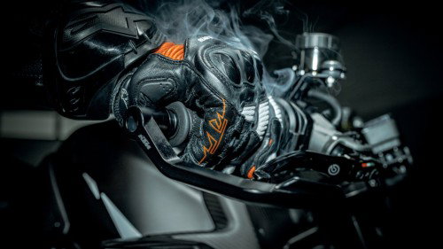 KTM 1390 Super Duke RR Track 2026 – Nahaufnahme der WP-Pro-Components-8548-Upside-Down-Gabel mit Carbon-Verkleidung