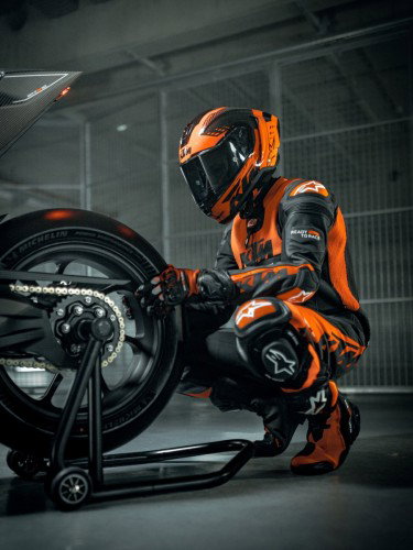 KTM 1390 Super Duke RR Track 2026 – Statische Seitenansicht vor dunklem Garagenhintergrund mit atmosphärischer Beleuchtung