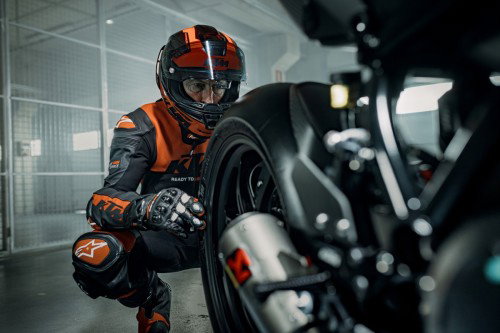 KTM 1390 Super Duke RR Track 2026 – Standaufnahme in der Pitlane mit Reifenwärmern und Rennstreckenkulisse