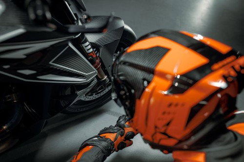KTM 1390 Super Duke RR Track 2026 – Detailaufnahme des 8,8-Zoll-TFT-Displays mit Track-Mode-Darstellung