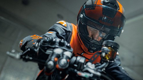 KTM 1390 Super Duke RR Track 2026 – Nahaufnahme der Brembo-MCS-Handbremspumpe und Lenkerarmatur