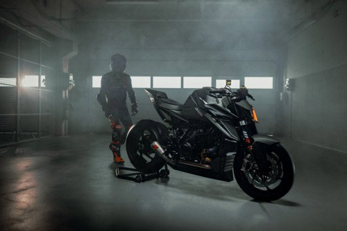 KTM 1390 Super Duke RR Track 2026 – Atmosphärische Standaufnahme mit Fahrer neben dem Motorrad in der Garage