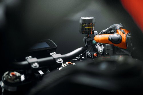 KTM 1390 Super Duke RR Track 2026 – Detailaufnahme des 7-Speichen-Magnesium-Vorderrads mit Michelin-Slick