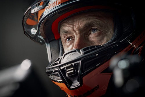 KTM 1390 Super Duke RR Track 2026 – Nahaufnahme des LC8-Zweizylindermotors mit sichtbaren Carbon-Ansaugtrichtern