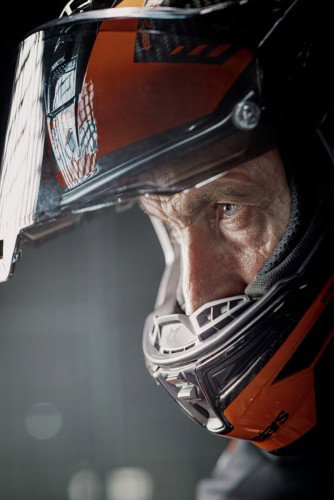 KTM 1390 Super Duke RR Track 2026 – Detail der unlackierten Carbon-Frontverkleidung mit orangem Rahmenelement