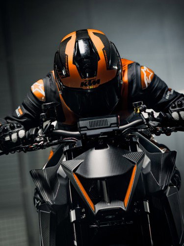 KTM 1390 Super Duke RR Track 2026 – Nahaufnahme des Akrapovic-Titan-Krümmers und der WP-Umlenkung