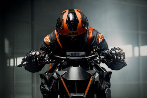 KTM 1390 Super Duke RR Track 2026 – Detailansicht der 7-Speichen-Magnesium-Felge mit Brembo-Bremsscheibe