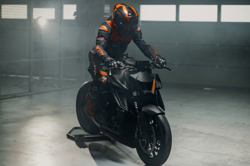 KTM 1390 Super Duke RR Track 2026 – Standaufnahme im Boxenbereich mit Fahrerhelm im Vordergrund
