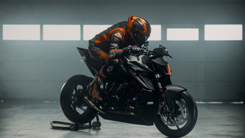 KTM 1390 Super Duke RR Track 2026 – Standaufnahme in der Garage mit Rennstrecken-Atmosphäre und dunklem Hintergrund