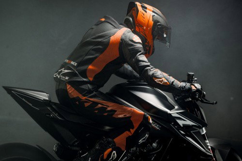 KTM 1390 Super Duke RR Track 2026 – Statische 3/4-Frontansicht vor dunkler Wand mit orange-warmem Lichteinfall
