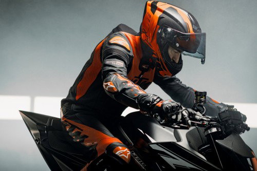 KTM 1390 Super Duke RR Track 2026 – Standaufnahme der linken Seite vor Boxengasse mit technischer Werkstatt-Atmosphäre