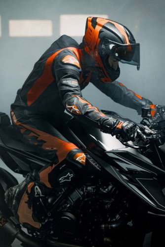 KTM 1390 Super Duke RR Track 2026 – Statische Frontansicht mit KTM-Ready-to-Race-Branding und Carbon-Verkleidung