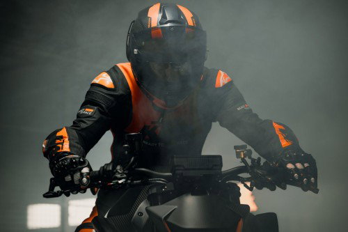KTM 1390 Super Duke RR Track 2026 – Seitenansicht vor dunklem Hintergrund mit sichtbarem WP-Federbein und Carbon-Swingarm