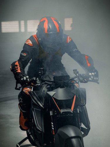 KTM 1390 Super Duke RR Track 2026 – Standaufnahme der Heckperspektive mit Akrapovic-Auspuff im Seitenlicht