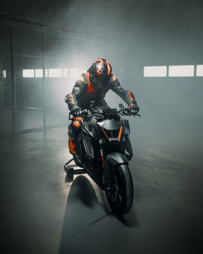 KTM 1390 Super Duke RR Track 2026 – Statische 3/4-Rückansicht mit Magnesium-Rad und Michelin-Slick-Reifen