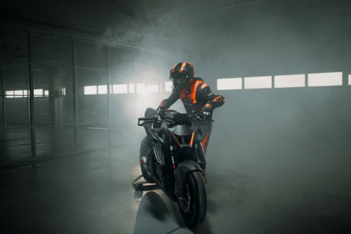 KTM 1390 Super Duke RR Track 2026 – Standaufnahme in der Boxengasse mit dramatischem Gegenlicht auf Carbon-Verkleidung