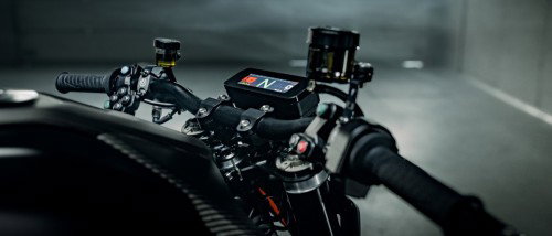 KTM 1390 Super Duke RR Track 2026 – Detailaufnahme der Brembo-GP4-MS-Bremssättel mit goldenen Titan-Schrauben