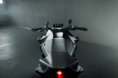 KTM 1390 Super Duke RR Track 2026 – Statische Seitenansicht vor Werkstattkulisse mit orangen Lichtakzenten