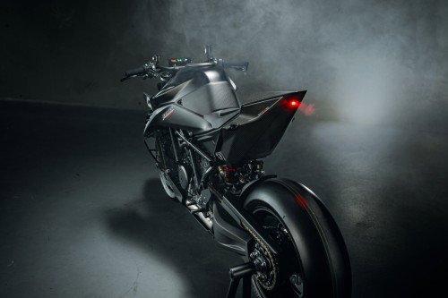 KTM 1390 Super Duke RR Track 2026 – Standaufnahme der Frontperspektive mit Carbon-Luftleitkanälen