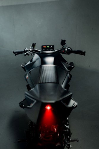 KTM 1390 Super Duke RR Track 2026 – Statische 3/4-Seitenansicht mit sichtbarem LC8-Motor und Akrapovic-System