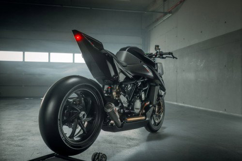 KTM 1390 Super Duke RR Track 2026 – Standaufnahme in schwarzer Umgebung mit dramatischem Spot-Licht
