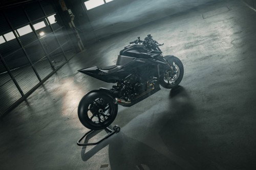 KTM 1390 Super Duke RR Track 2026 – Standaufnahme mit Fokus auf Carbon-Tank-Cover und offene Airbox