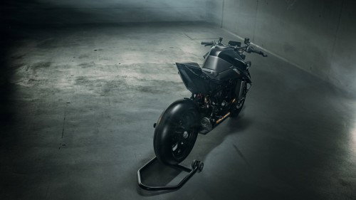 KTM 1390 Super Duke RR Track 2026 – Atmosphärische Seitenansicht mit sichtbarer orange-schwarzer Farbgebung