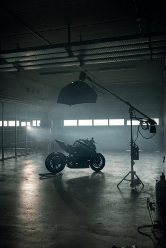 KTM 1390 Super Duke RR Track 2026 – Standaufnahme aus erhöhter Perspektive mit Blick auf Carbon-Cockpit