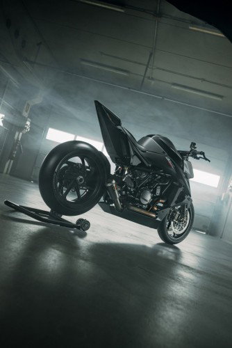KTM 1390 Super Duke RR Track 2026 – Statische Heckansicht mit freiliegendem Magnesium-Hinterrad und kurzem Heckabschluss