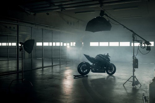 KTM 1390 Super Duke RR Track 2026 – Standaufnahme aus Bodenperspektive mit Carbon-Bugspoiler im Vordergrund