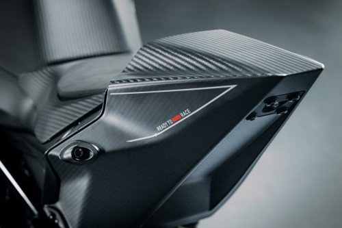 KTM 1390 Super Duke RR Track 2026 – Detailaufnahme der Carbon-Monocoque-Sitzschale mit sichtbarer Kohlefaser-Struktur